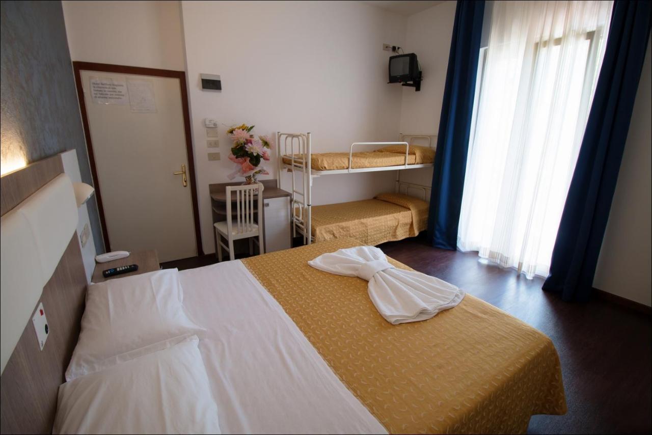 Hotel Belfiore Misano Adriatico Bagian luar foto