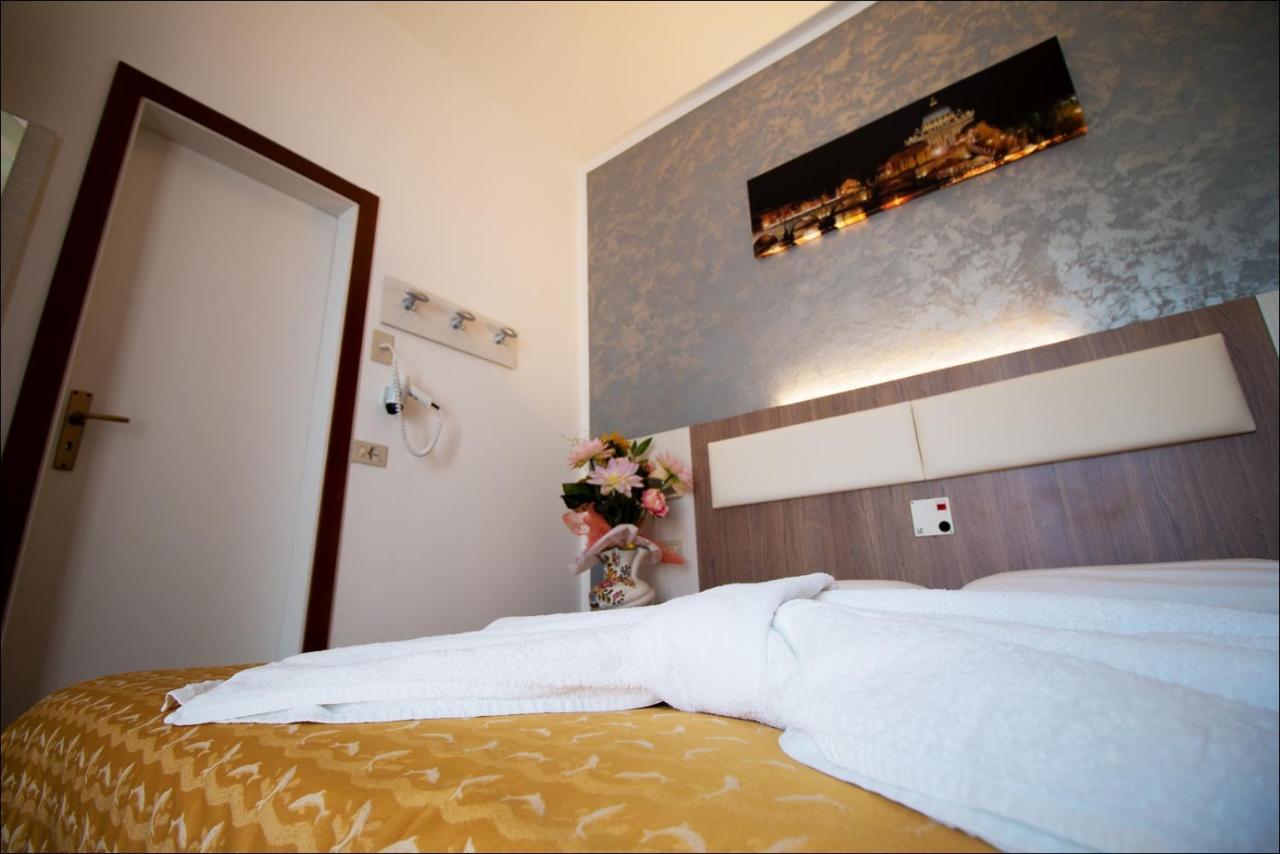 Hotel Belfiore Misano Adriatico Bagian luar foto