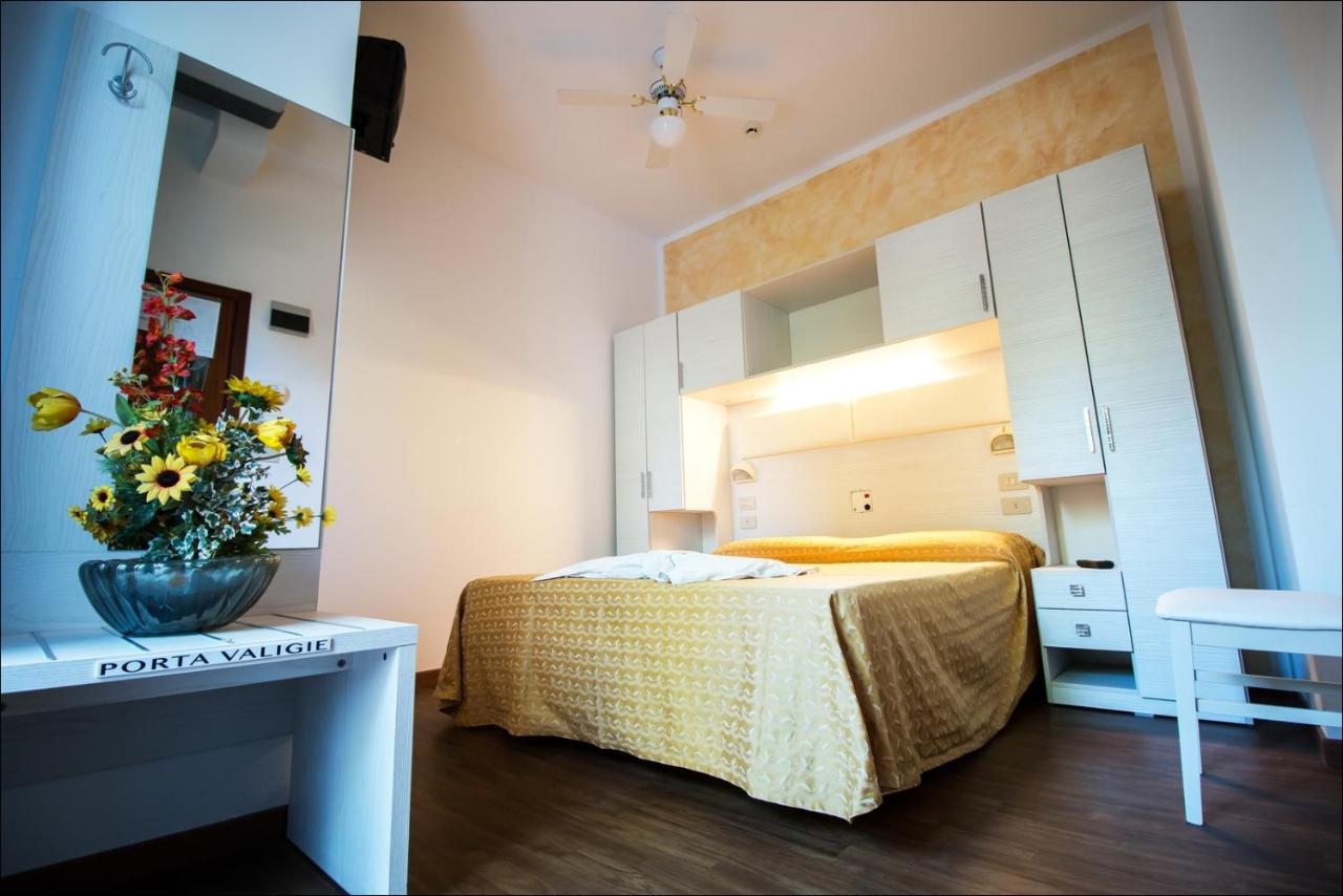 Hotel Belfiore Misano Adriatico Bagian luar foto